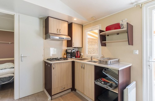 La Roque-d'Antheron RV Rental | Mobile Home 'Le 154 Aux Iscles' with Shared Pool, Private Terrace and Air Conditioning