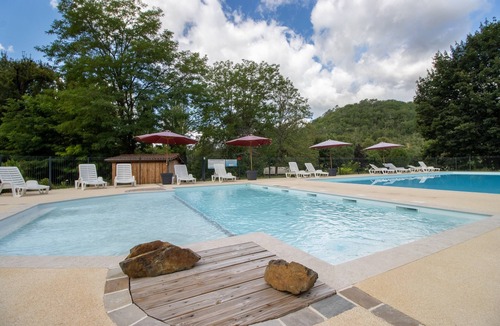 Saint-Pompont House | Mobile Home 'Le Chene' with Shared Pool, Private Terrace and Private Garden