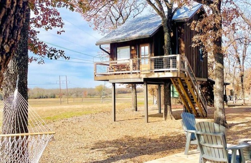 Elm Mott RV Rental | Mockingbird Treehouse (15 MIN to Magnolia/Baylor)