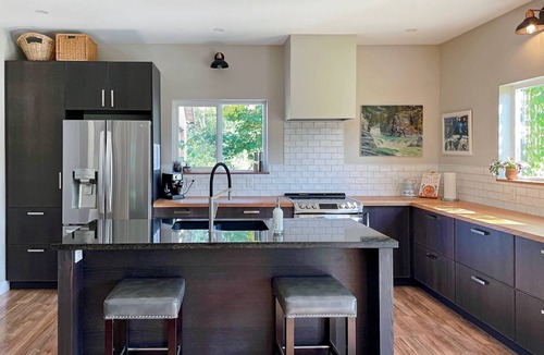 Campbell River House | Modern 3Bed Farmhouse with Hot Tub