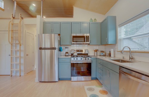 Larkspur House | MOD POD Sleek & Modern, A/C, Cozy Retreat, Walk to Downtown