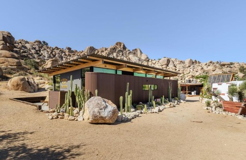 Pioneertown House | Mod West Ranch: 5-acre Boulder Playground