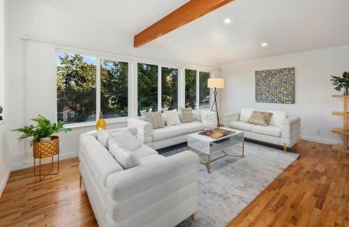 SeaTac House | Moder charmer 4 BR 3 BA 12 Miles to Seattle, 3 miles to Airport near the mall