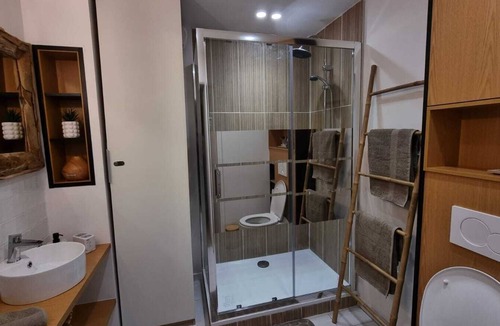 Saint-Germain-les-Corbeil Apartment | Modern studio with private Jacuzzi