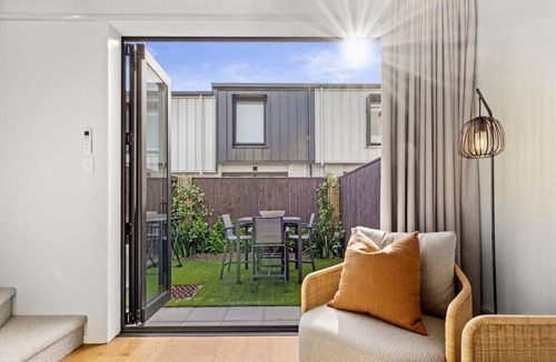Grey Lynn House | Modern Townhouse | Parking & Backyard nr Ponsonby