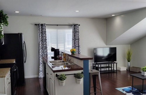 Kennedy King House | Modern 1 Bd -5 Min to Downtown & IU Methodist!