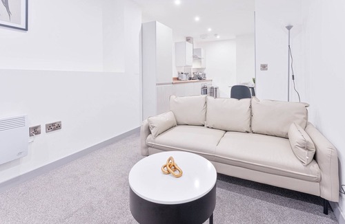 Wolverhampton Apartment | Modern 1 Bed Apartment in Central Wolverhampton
