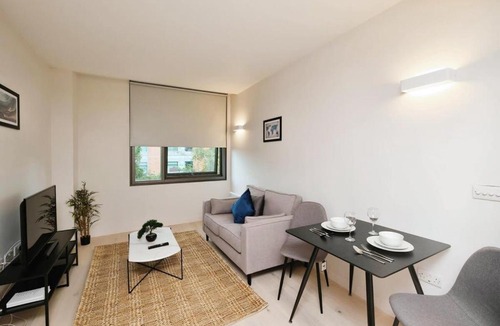 Bracknell Apartment | Modern 1 Bed Apt Bracknell- with parking