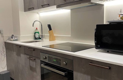 Havering Apartment | Modern 1 bed Flat- 20mins from Central London