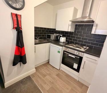 Stoke-on-Trent Apartment | Modern 1-Bed Flat with Workspace and Free Parking