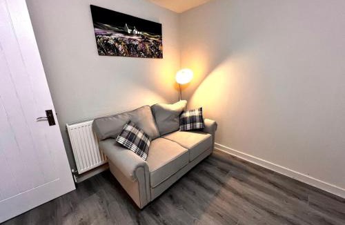 Northampton Apartment | Modern 1-Bed Flat Near Northampton General Hopital Town Centre & M1
