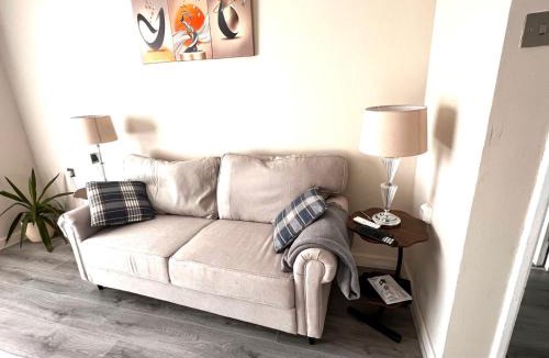 Northampton Apartment | Modern 1-Bed Flat Near Northampton General Hopital Town Centre & M1