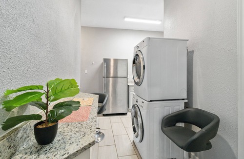 Junius Heights House | Modern 1 bedroom Duplex minutes walk from downtown dallas