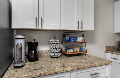 Acworth Condo | Modern 1 BR Basement Suite Near LakePoint & KSU
