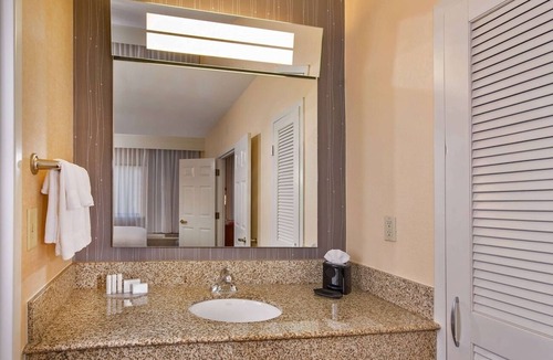 University Place Hotel | Modern 1 BR Suite Comfort Near Pavilion Pet-Friendly, Gym