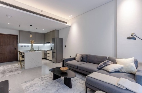 Al Satwa Apartment | Modern 1B | Rooftop Pool | DIFC and DowntownAccess