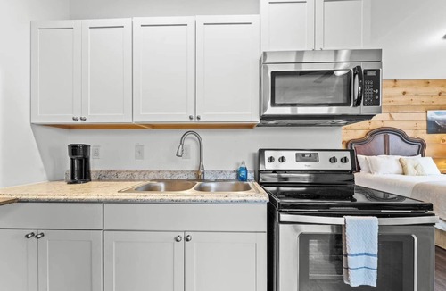 Edray Apartment | Modern 1BR Downtown | King Bed + Parking, Snowshoe