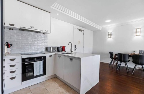 Auckland Central Business District Apartment | Modern 1BR Escape Central Auckland by Zodiak Stays
