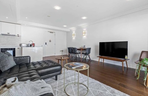 Auckland Central Business District Apartment | Modern 1BR Escape Central Auckland by Zodiak Stays