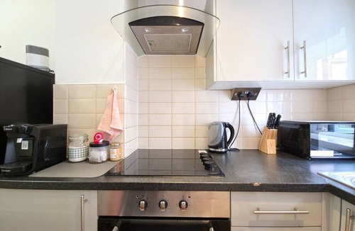 Harrow Apartment | Modern 1BR Flat in Central Harrow | Sleeps 4