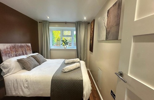 Bickley Apartment | Modern 1BR Flat, Parking , Garden, Sleeps 4