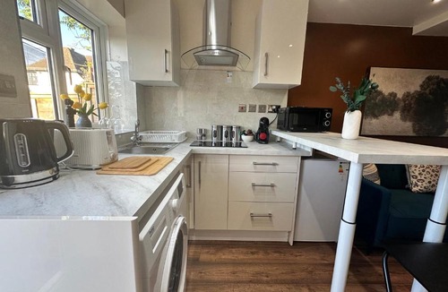 Bickley Apartment | Modern 1BR Flat, Parking , Garden, Sleeps 4