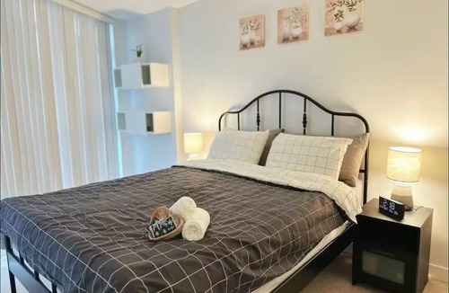 Bathurst Quay Condo | Modern 1BR in Toronto's Heart | CN Tower, Convention Center, Rogers Centre