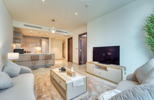 Dubai Apartment | Modern 1BR Retreat Creek Vistas