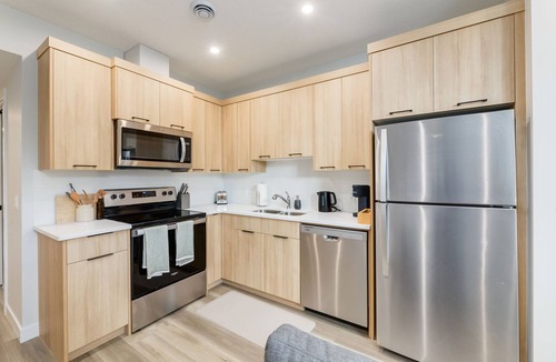 Keith House | Modern 1BR Suite |Private Entry|Full Equipped Kitchen| Banff Access