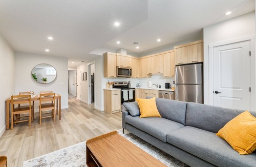 Keith House | Modern 1BR Suite |Private Entry|Full Equipped Kitchen| Banff Access