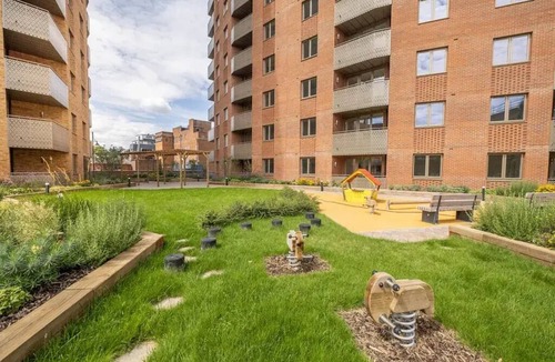 Staines Apartment | Modern 2-Bed Apartment Near Heathrow | Ideal for Work Stays
