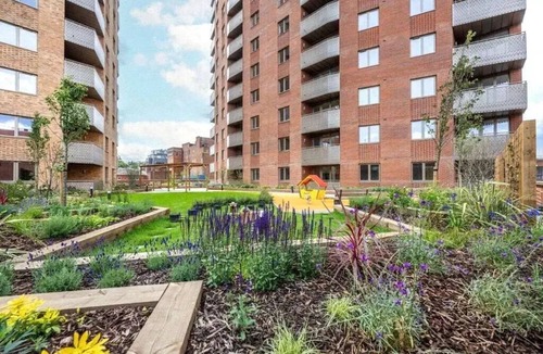 Staines Apartment | Modern 2-Bed Apartment Near Heathrow | Ideal for Work Stays