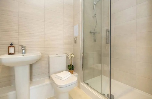 Staines Apartment | Modern 2-Bed Apartment Near Heathrow | Ideal for Work Stays