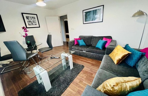Hinckley Apartment | Modern 2 bed 1st Floor Apartment by Jesswood Properties Parking Wi-fi