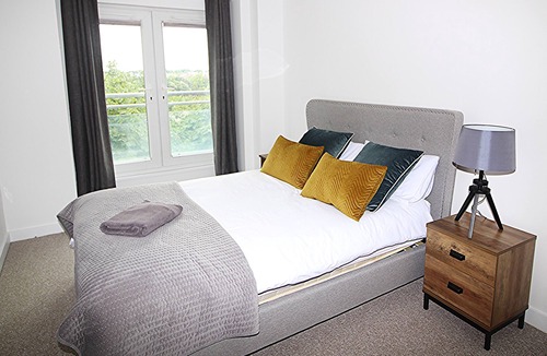 Basingstoke House | Modern 2 bed 2 bath apartment in town with balcony