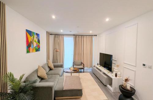 South Acton Apartment | Modern 2 Bed - 2 Bath Flat near Central London with Parking Space