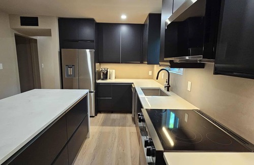 Rosewood Apartment | Modern 2 Bed, 2 Bath Ground Floor Apartment with Private Backyard