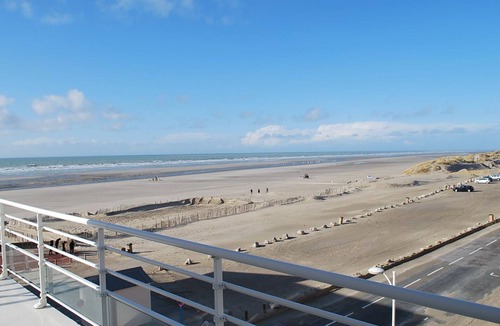 Fort-Mahon-Plage Apartment | Modern 2-bed apartment, beach balcony, pets allowed