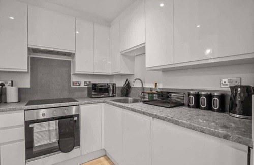 Hemel Hempstead Apartment | Modern 2 Bed Apartment | Secure Parking | Central