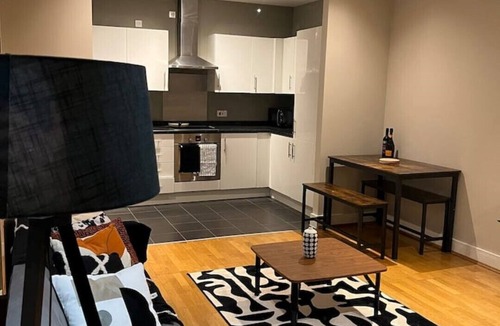 Copers Cope Apartment | Modern 2 Bed Apartment Next To Station + Parking