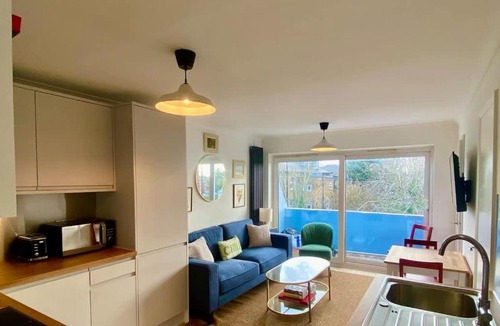Chiswick Riverside Apartment | Modern 2-Bed Apartment with Off-Street Parking in Chiswick