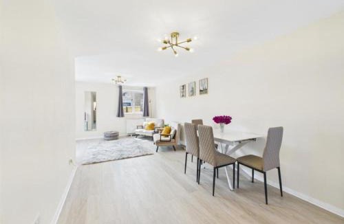 Calne House | MODERN 2 BED BUNGALOW SLEEPS 4 Pet friendly