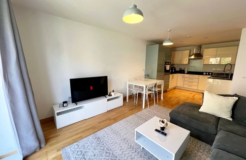 Dartford Apartment | Modern 2-Bed Dartford - Free Parking & Fast WiFi