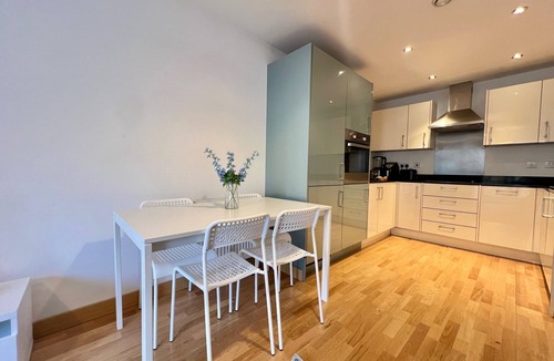 Dartford Apartment | Modern 2-Bed Dartford - Free Parking & Fast WiFi