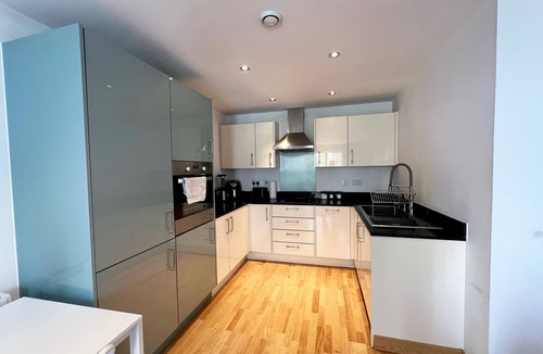 Dartford Apartment | Modern 2-Bed Dartford - Free Parking & Fast WiFi