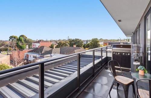 Essendon Apartment | Modern 2-Bed Essendon Apartment With Views