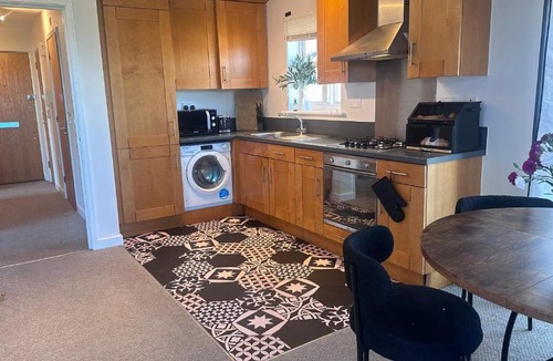 Greenhithe Apartment | Modern 2 bed flat with parking by Bluewater shopping mall