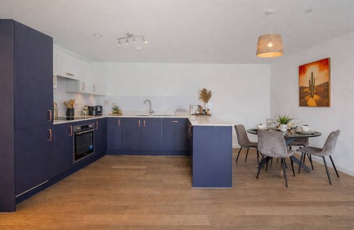 Walton-on-Thames Apartment | Modern 2-Bed Luxury Flat with Balcony, Gym and Parking in Walton on Thames