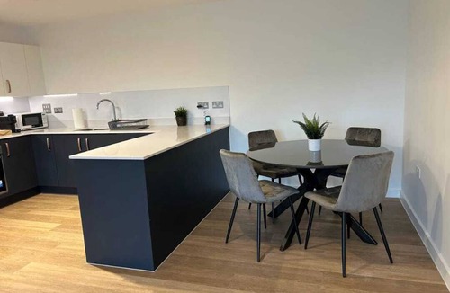 Walton-on-Thames Apartment | Modern 2-Bed Luxury Flat with Balcony, Gym and Parking in Walton on Thames