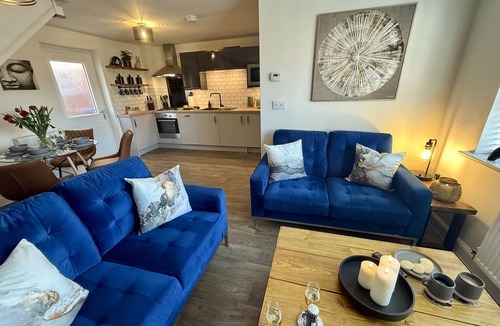Warwick House | Modern 2-Bed House with EVcharger- Hosted by Hutch